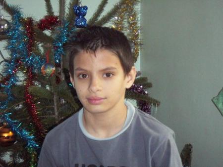 lui c alban...devant son sapin de no�l ...